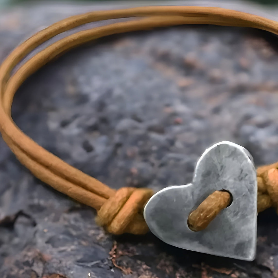 Amoura - Bracciale fatto a mano con simbolo del cuore