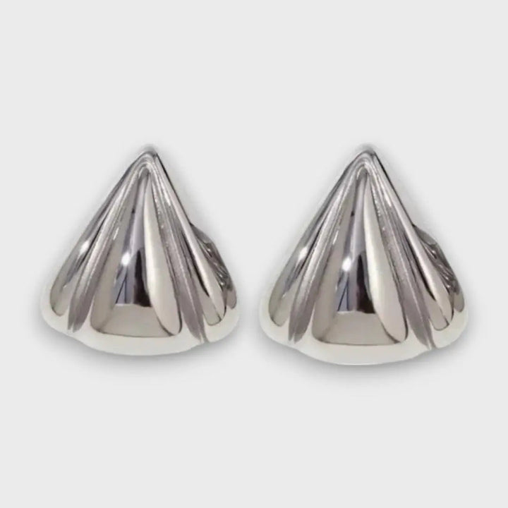 Nuna – Orecchini dorati con carattere scultoreo