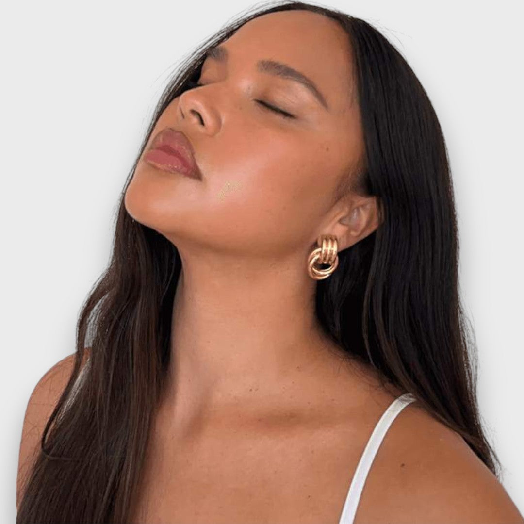 Nela – Orecchini a nodo filigrana in ottone dorato