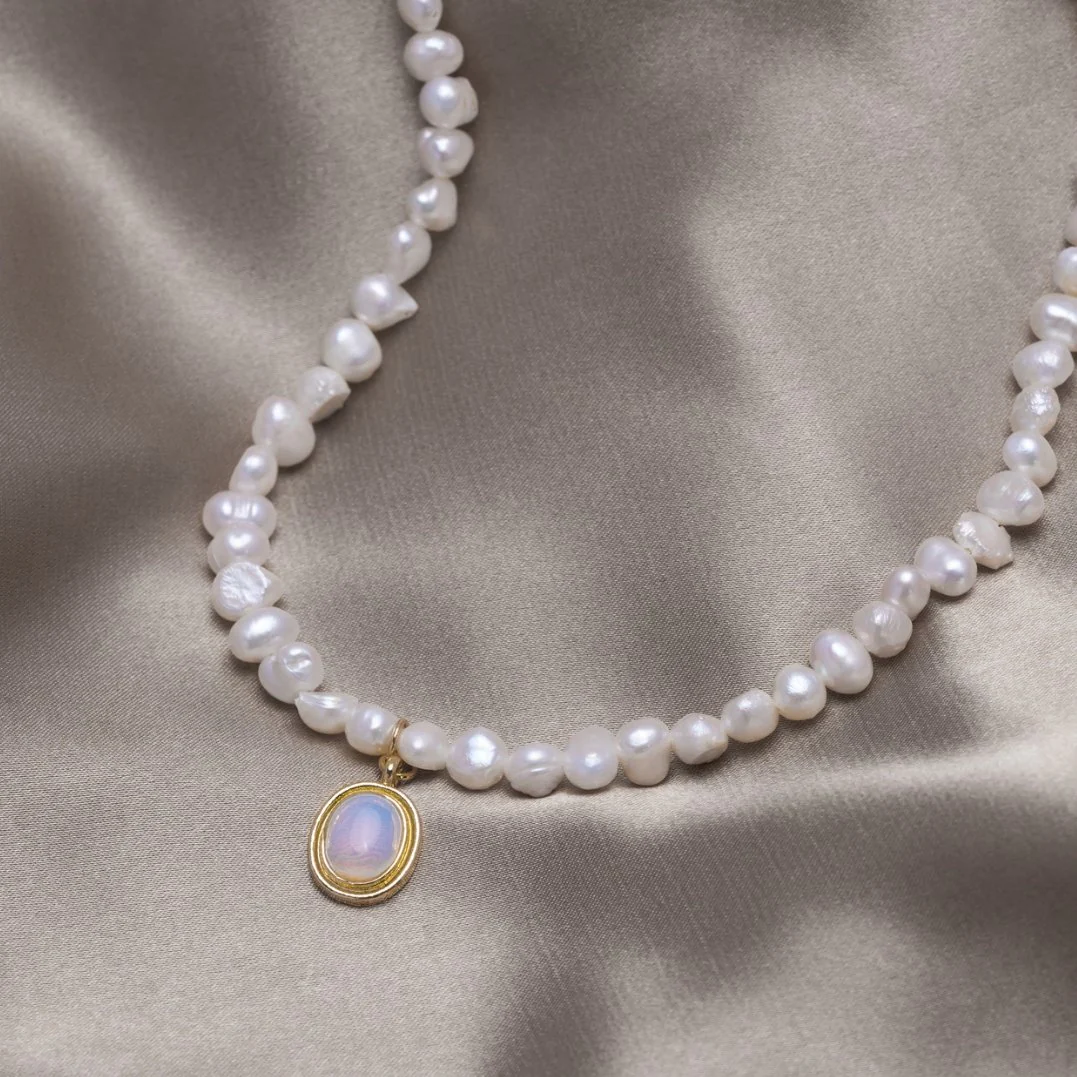 Collana di perle con pietra di luna in oro